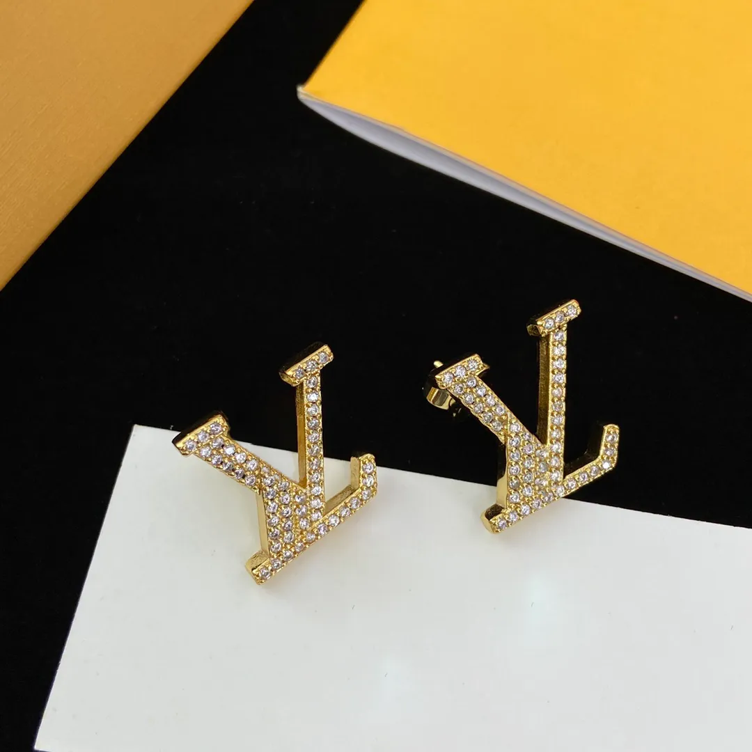 Boucle d'oreille lettre diamant lettre en or 18 carats, les bijoux de créateur sont les cadeaux parfaits pour une réunion de femmes