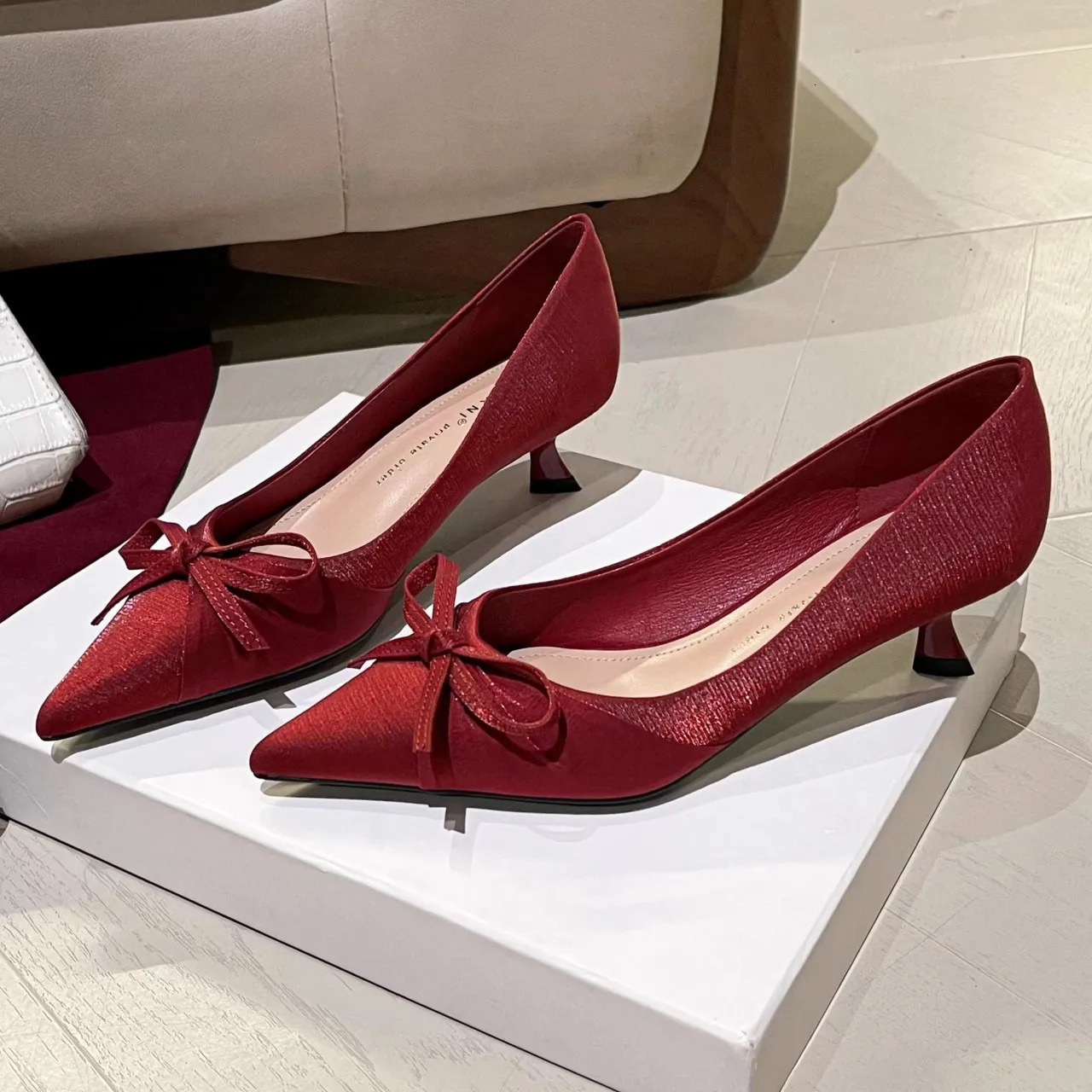 Katzenabsatz im französischen Stil mit exquisiter Schleife, chinesische Hochzeitsschuhe, Brautjungfernschuhe mit niedrigem Absatz, flache Satin-Flat