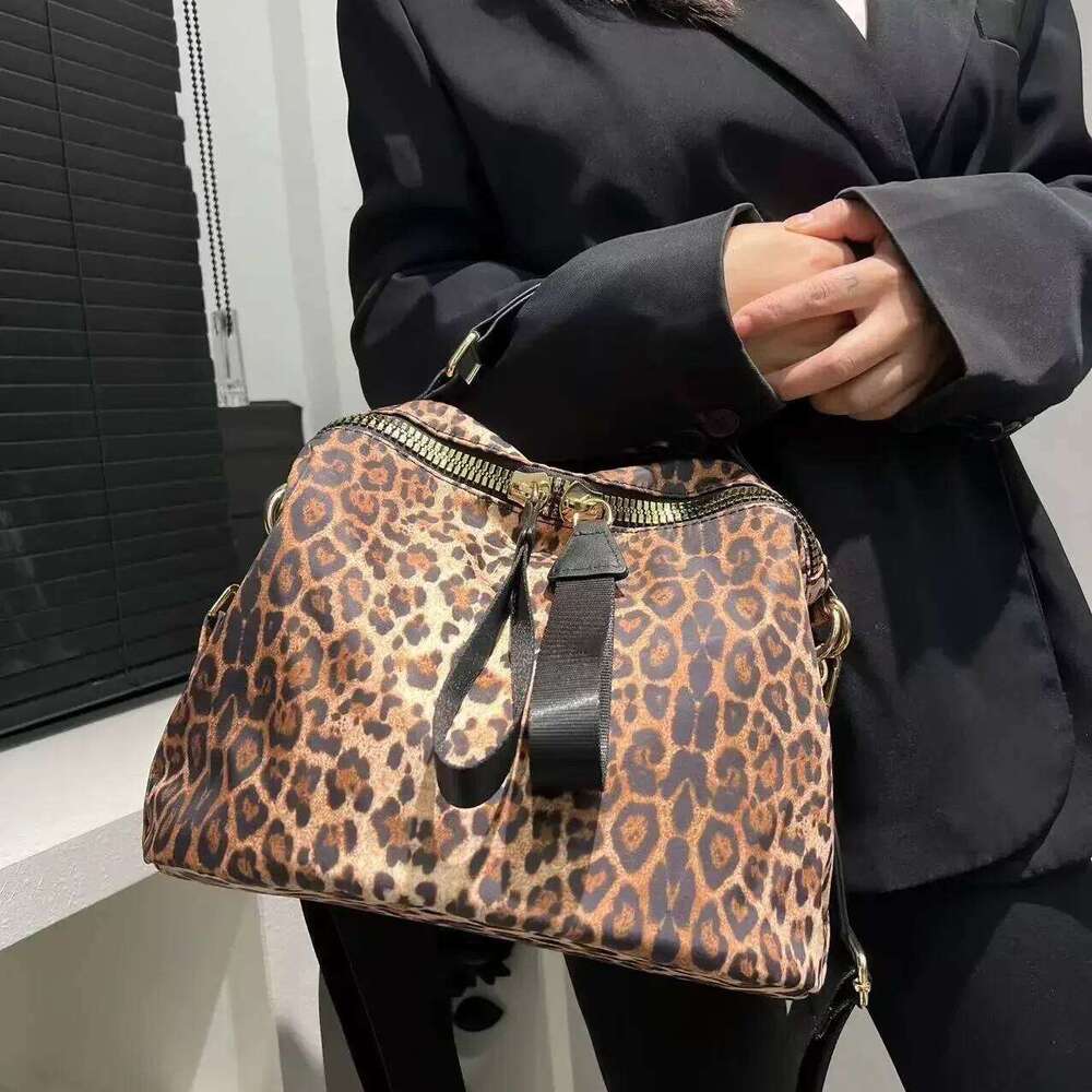 Ladies' fashionable nylon leopard print shoulder bag for daily use, lightweight diagonal cross handbag