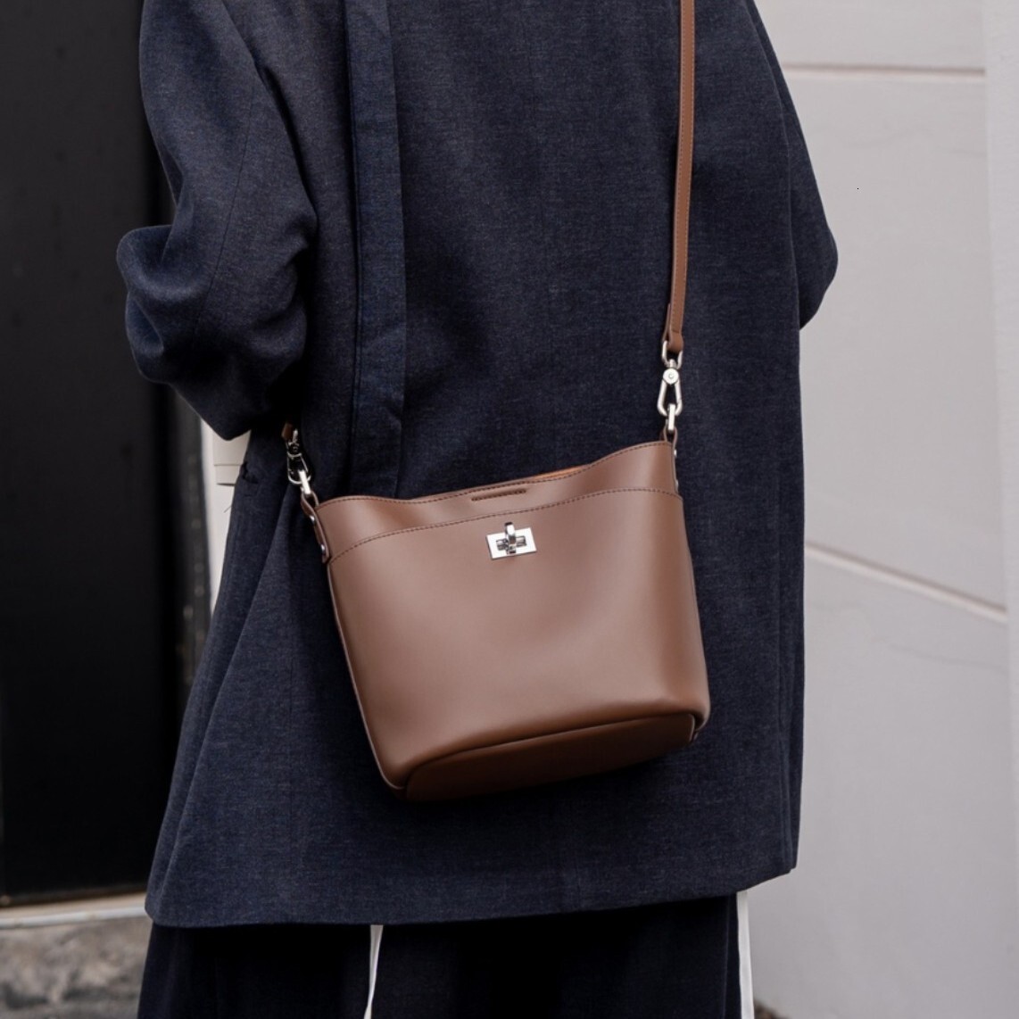 Best seller 2026 Spring Summer New Women's Bucket with Lock High-end Feel Underarm Single Shoulder Crossbody Bag
