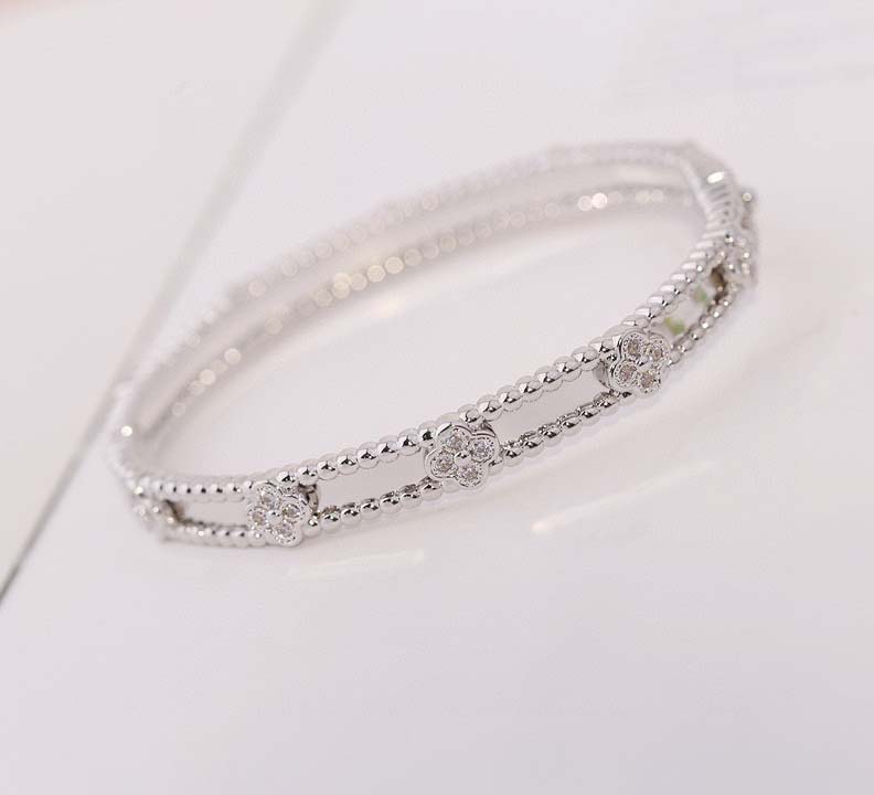 2026 Luxury quality charm punk band bracelet with diamond and flower shape in silver plated have stamp simple design box PS7790B