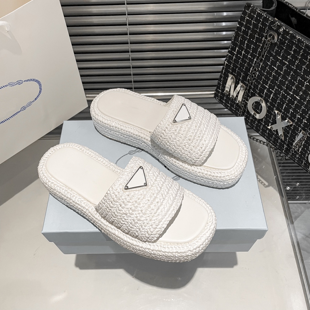 2026 New Designer s Slippers Womens Tread Rubber Thong White Lady P Flip Flops Slides Slipper Summer Outdoor Luxury Fashion Flat Slide sandals desig