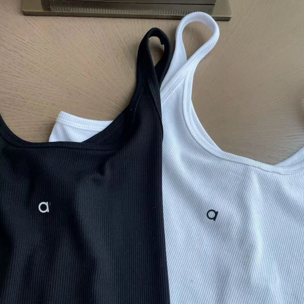 Designer Womens Cross Yoga Sports White Tops Vest Luxury Slim Fit Sleeveless Vests With Pad Black Summer Cotton Tees Outside Wearing Tank Top Clothi