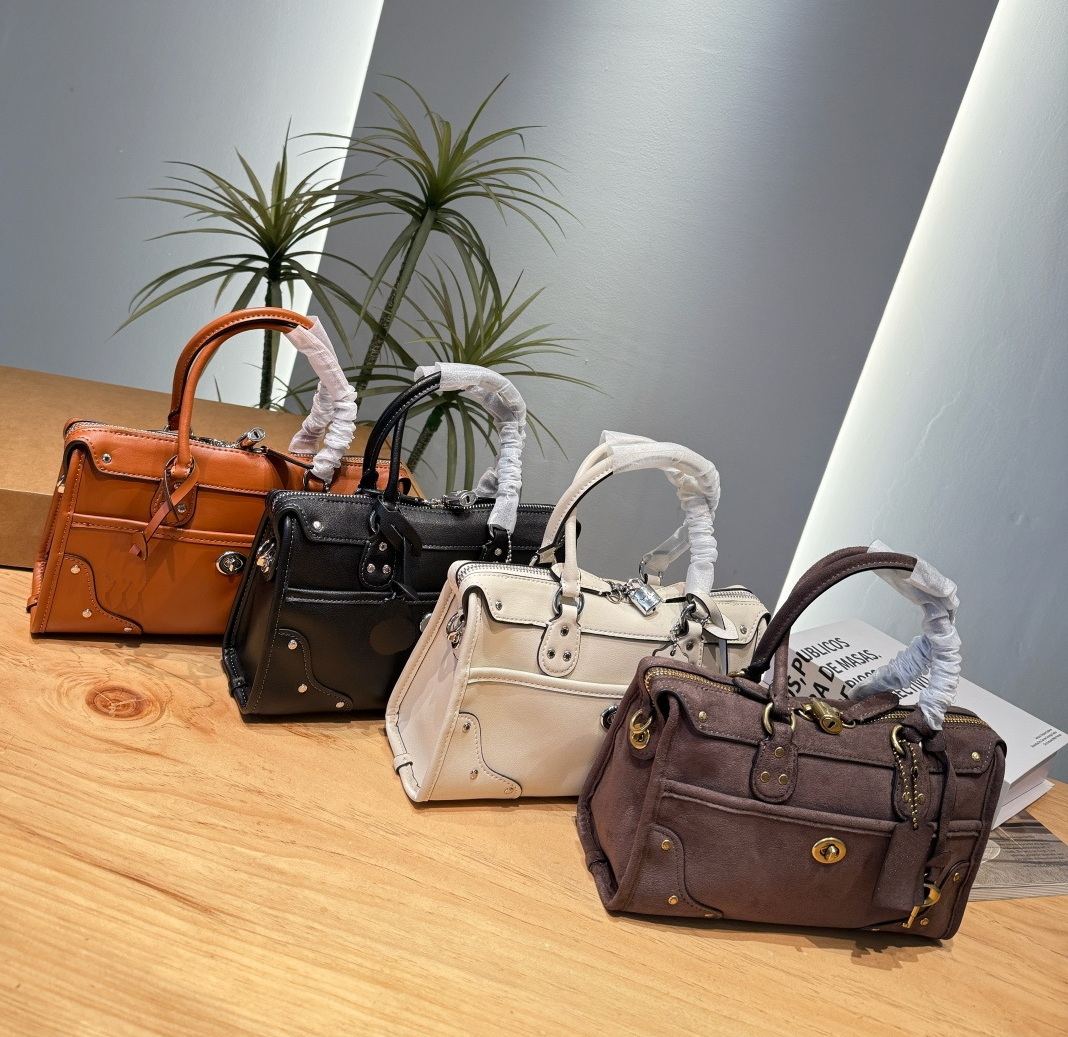 Designer Bag New Street Style Motorcycle Bag New Rivet Locomotive Spice Girl Dark Retro French Tote Bag First Layer Cowhide Crossbody Handbag