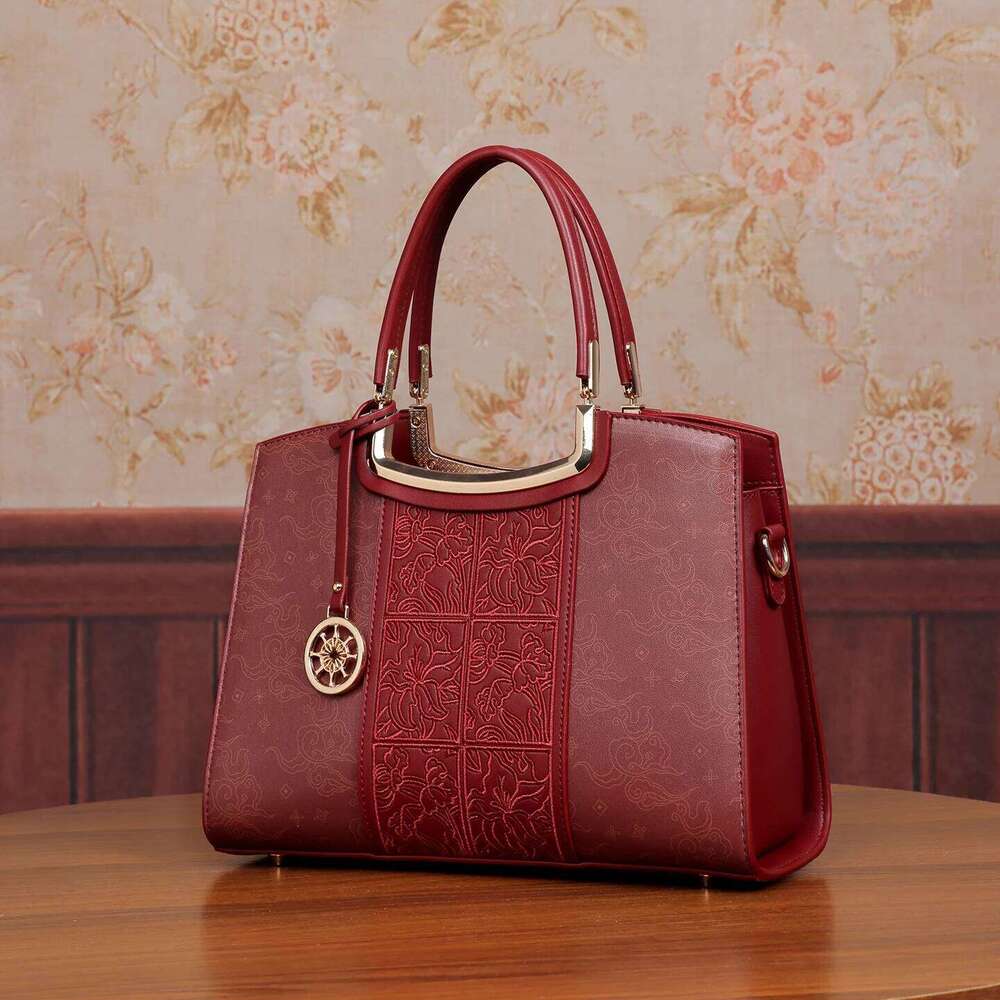 2026 New high-end texture temperament women's handbag, large capacity, simple and atmospheric shoulder bag, crossbody bag