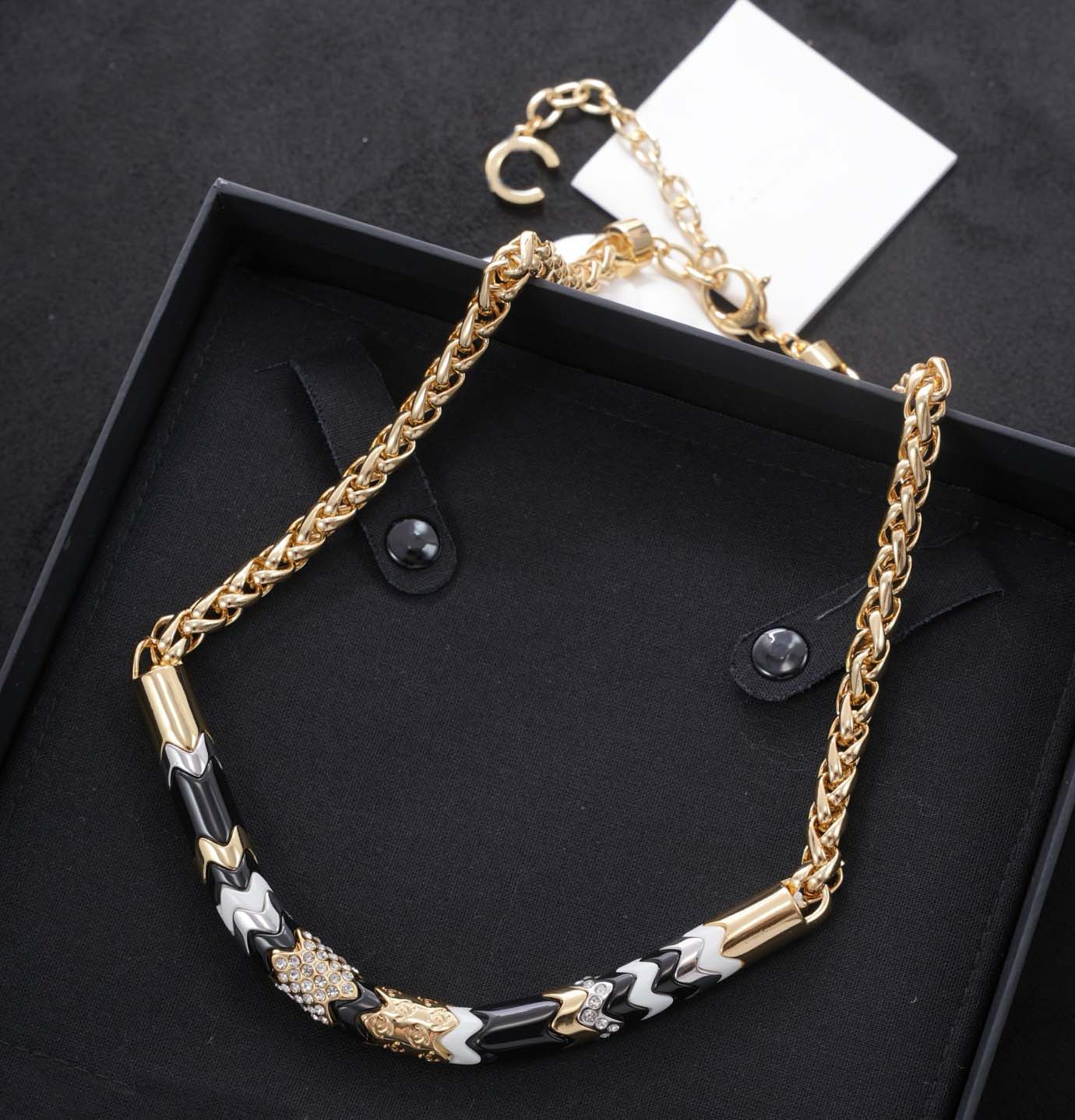 2026 Luxury quality charm pendant necklace with diamond and black white color in 18k gold plated have stamp simple style box PS6869B