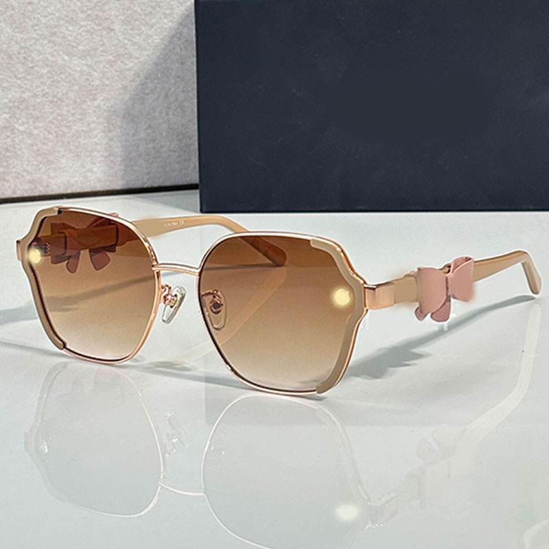 New Womens Designer Rectangular Sunglasses Gradient Lens UV400 Protects Fashion Personality Bow Legs Summer New Beach Party Sunshade Mirror CH9187
