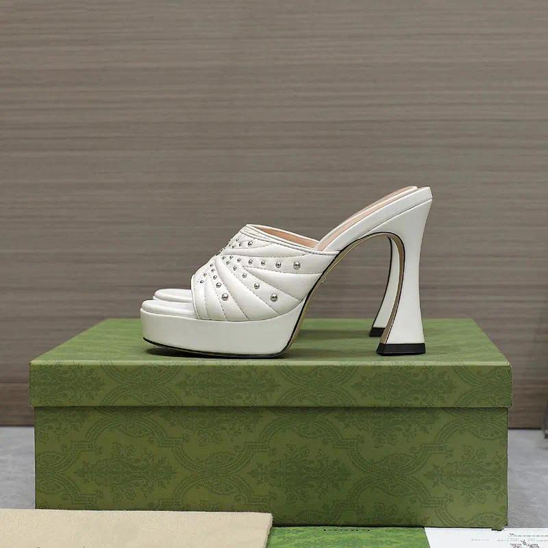 Designer Sommer Damen Spitze Retro Vintage Blumenpantoffeln Plus Size High Heels mit freiliegenden Zehen, die coole Hausschuhe auf der Außenseite tr