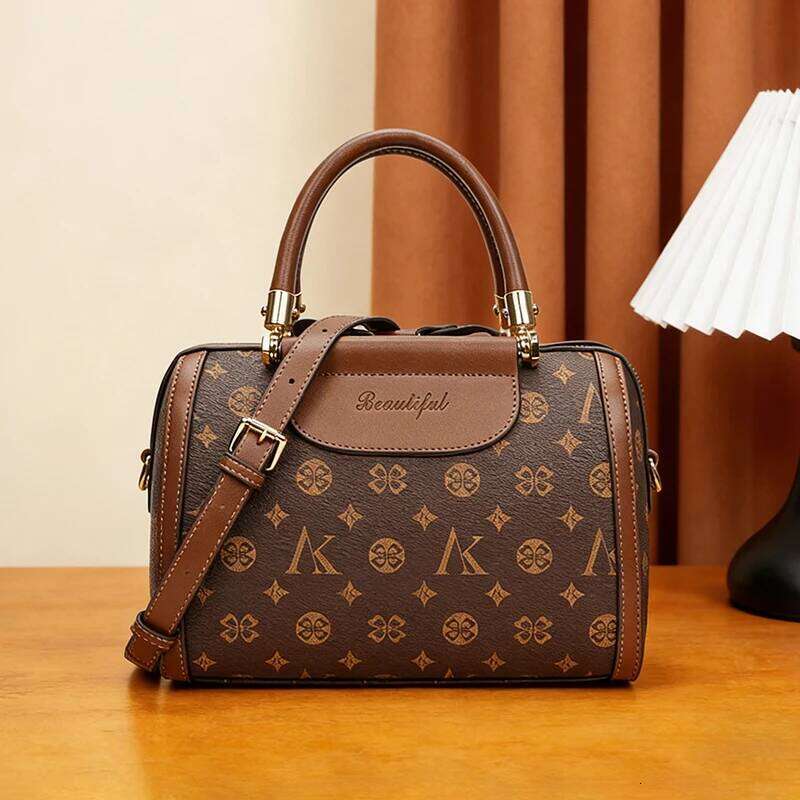 2026 new retro Boston small square handbag, lightweight and luxurious multifunctional commuting shoulder bag, niche design