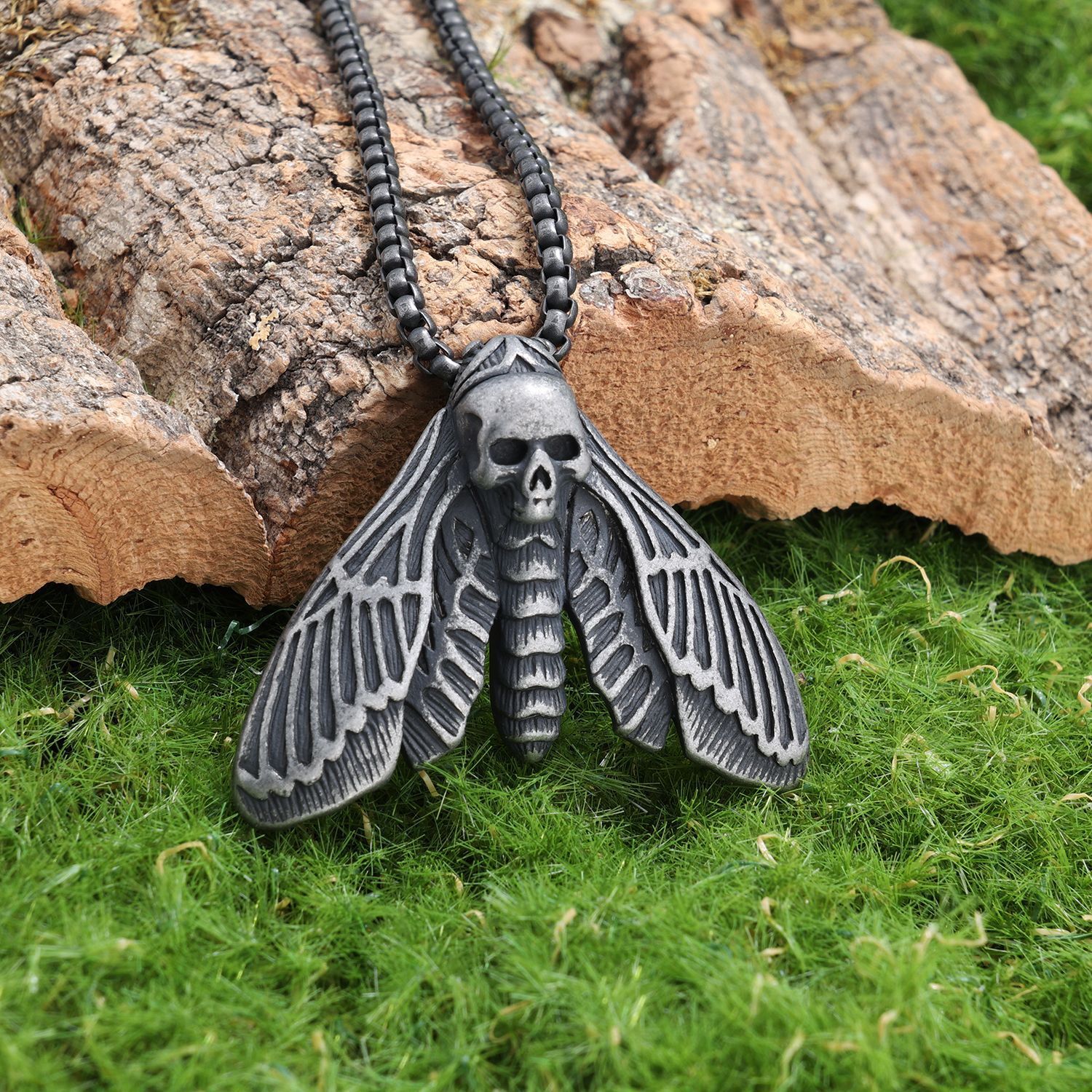 High quality best-selling vintage Grim Reaper skull moth pendant necklace, gothic dark-style decoration, unique niche accessory