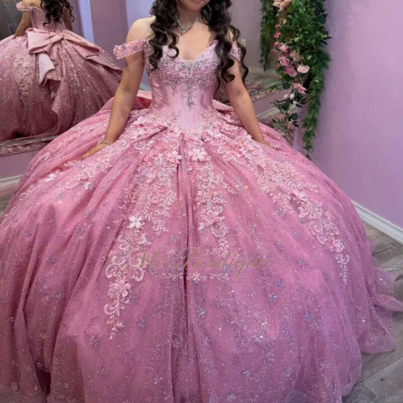 Abiti Quinceanera rosa lucidi Abito da ballo con spalle scoperte Fiore di pizzo con perline Fiocco di cristallo Tull Corsetto Festa di compleanno Do