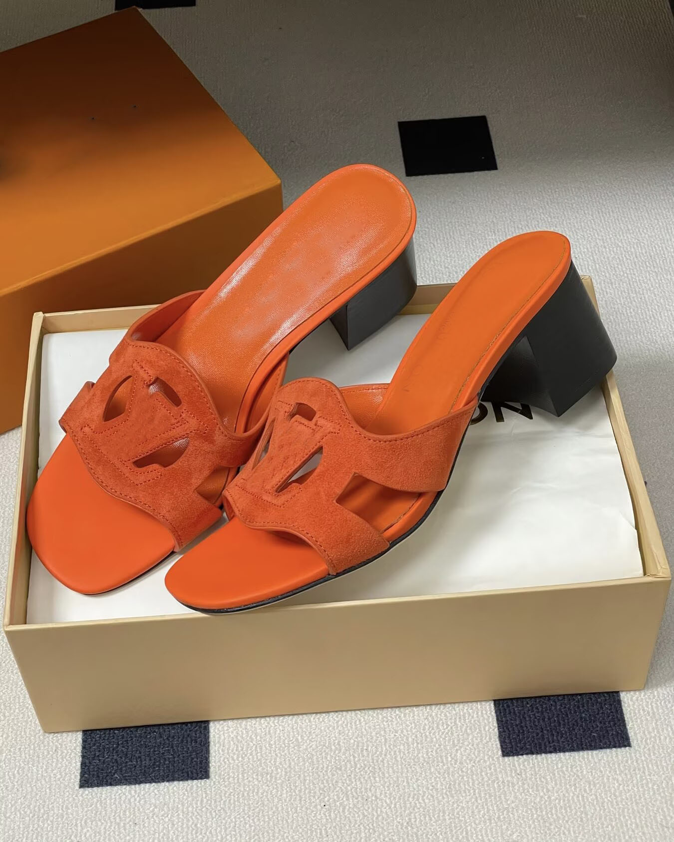 Top Brand Wear Women Isola Mules Cut Out Circle Leather Sandals Shoes Suede & Low Block Heel Lady Slippers Comfort Brand Luxury Beach Slippers EU35-