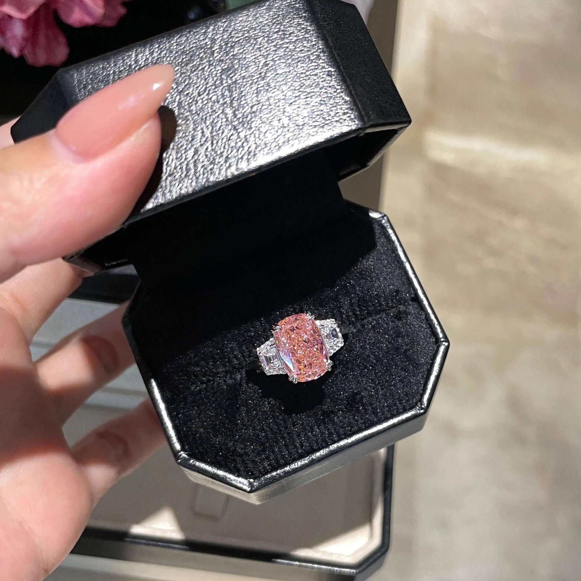 2026 Choucong Designer Wedding Rings Luxury Jewelry 18K White Gold Fill Large Cushion Shape Pink High Carbon Diamond Eternity Party Women Open Brida