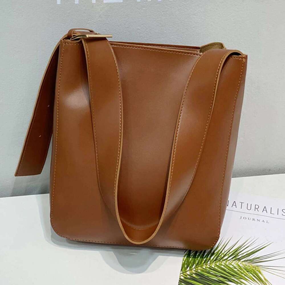 New minimalist retro style large capacity multifunctional bucket bag suitable for daily commuting and short distance travel