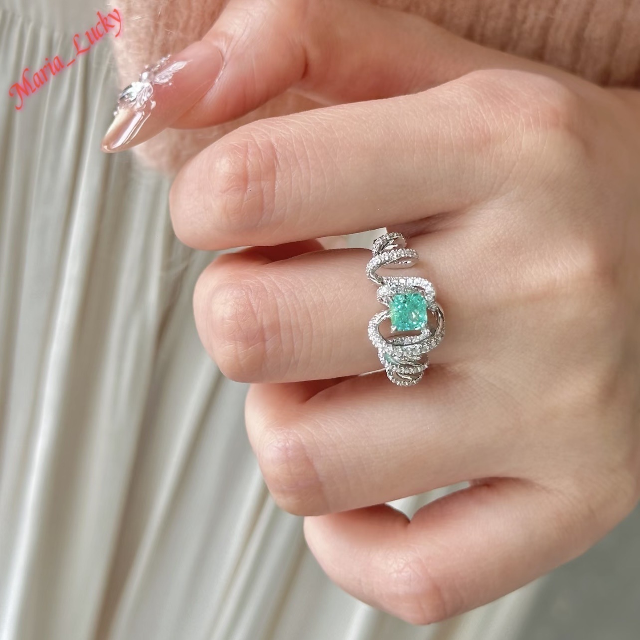 New 925 sterling Silver Tone Spiral Open Moissanite Diamond Ring Light Blue Cushion Cut Sparkling Statement Band Modern Luxury Jewelry for Women Dai