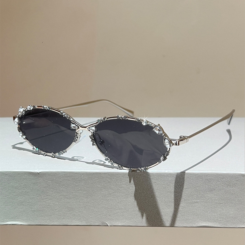 High quality oval frame diamond-encrusted millennium hot girl personality sunglasses, high-end elegant plain-faced women's sunglasses
