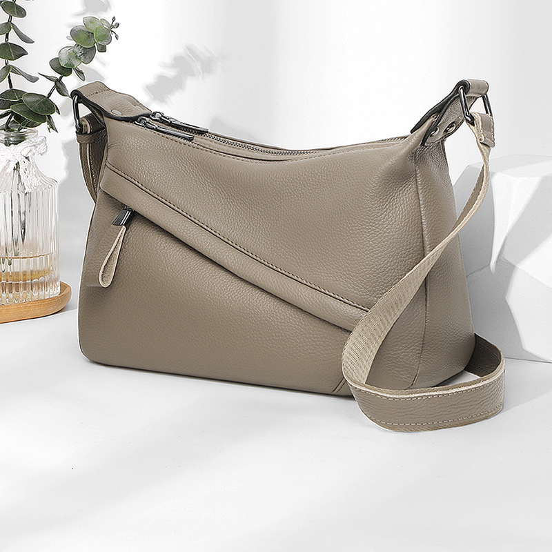 Genuine leather shoulder crossbody women, 2026 new trendy Korean style, fashionable versatile bag for middle-aged mothers and elderly women