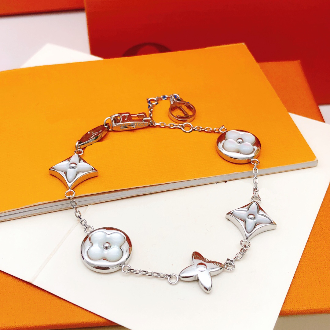 Bracelet designer bracelet luxury bracelets designer for women chain pendant flower bracelet design bracelet high quality Christmas gift very good