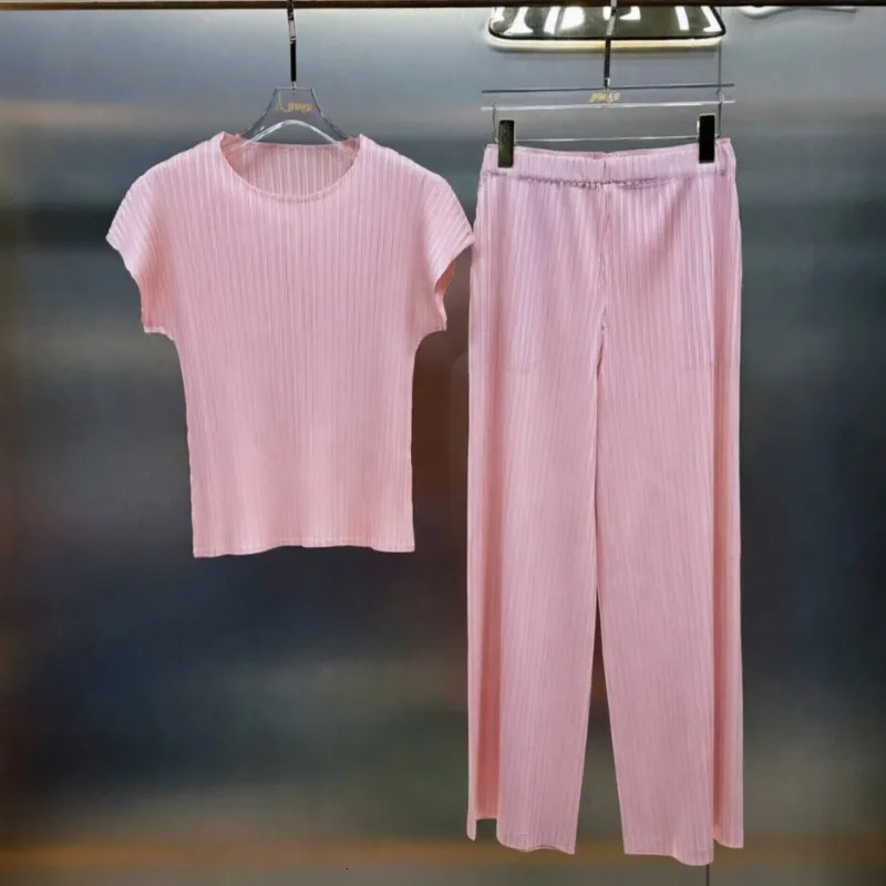 Miyake Pleated TShirt 2026 Summer Short Sleeve Top Straight Pants 2Piece Set Womens Lightweight Stretchy Draped Clothing 260609BANJIABANJIA