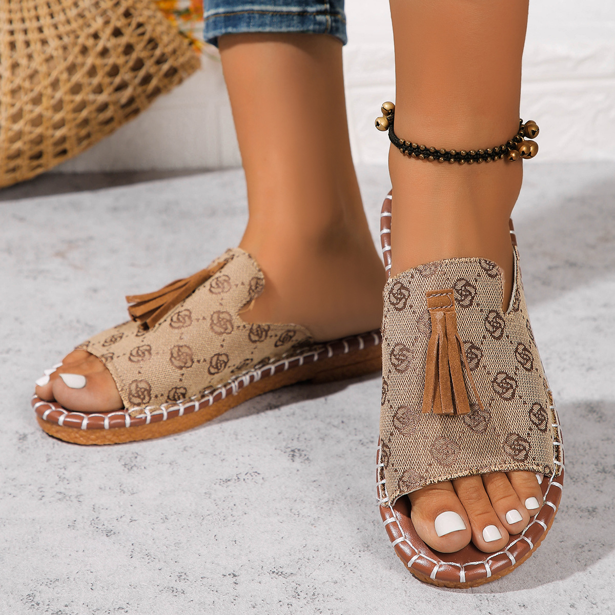 Free shipping plus size flat slippers for women, hot selling summer 2026 new fringed beach women's shoes