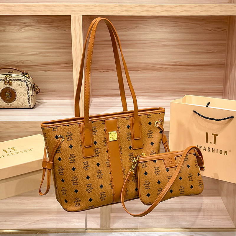 Fashion Commuter Large Capacity 2025 Autumn Winter New Women's Bear Print Shoulder Versatile Tote Bag