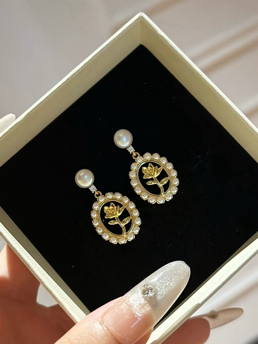 Rose flower pearl earrings and pearl stud earrings - versatile and suitable for all occasions.