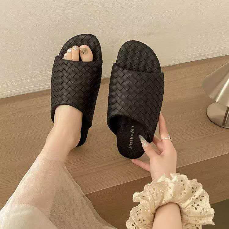 2026 Summer fashion soft leather woven slippers for women flat bottom versatile bright and stylish suitable for outdoor use