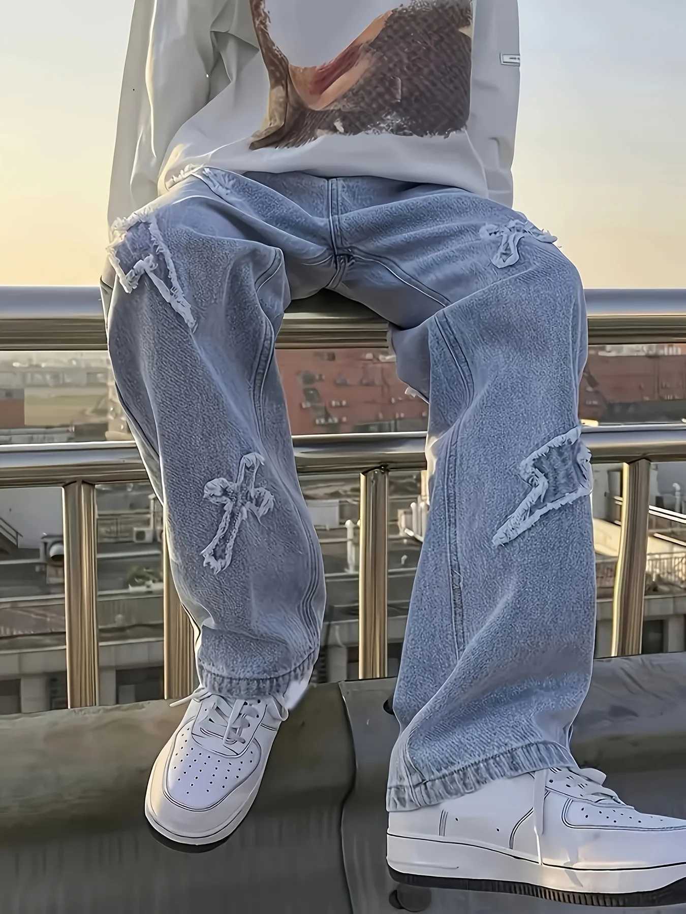 1 piece of mens perforated and lightning embroidered printed jeans fashionable mens outdoor pants T260410
