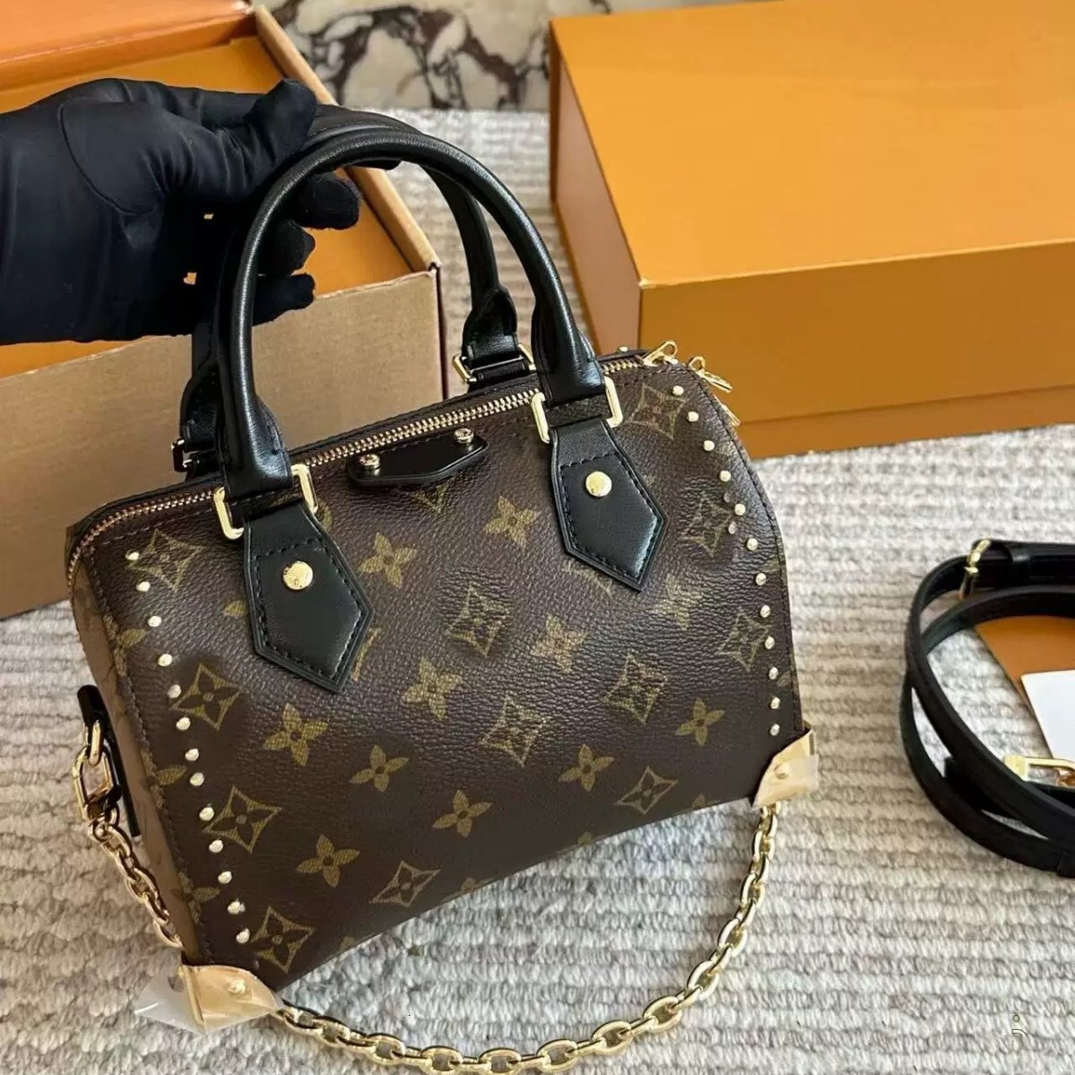 Cross-border original chip version 2026 new model L trunk20 rivet pillow genuine leather women's V shoulder crossbody bag