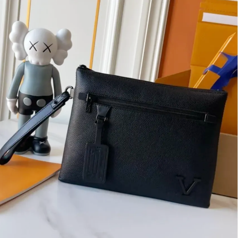 2026 Designer Men Bag Embossed black New Travel Toiletry Pouch 26 Cm Protection Makeup Clutch Women Genuine Leather Waterpr Cosmetic Pouchs with Dus