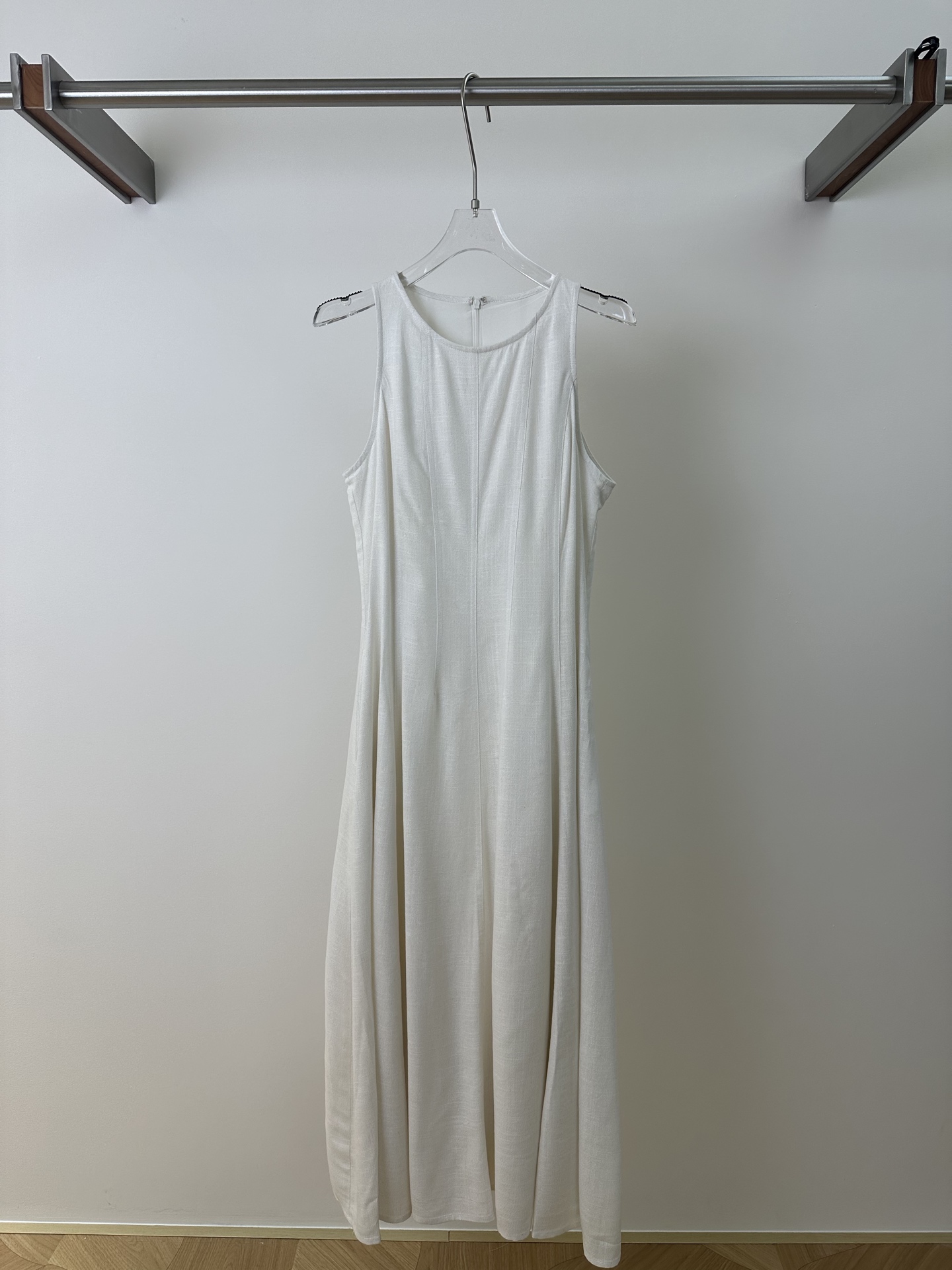 Nuovo abito lungo bianco minimalista con collo in lino del designer