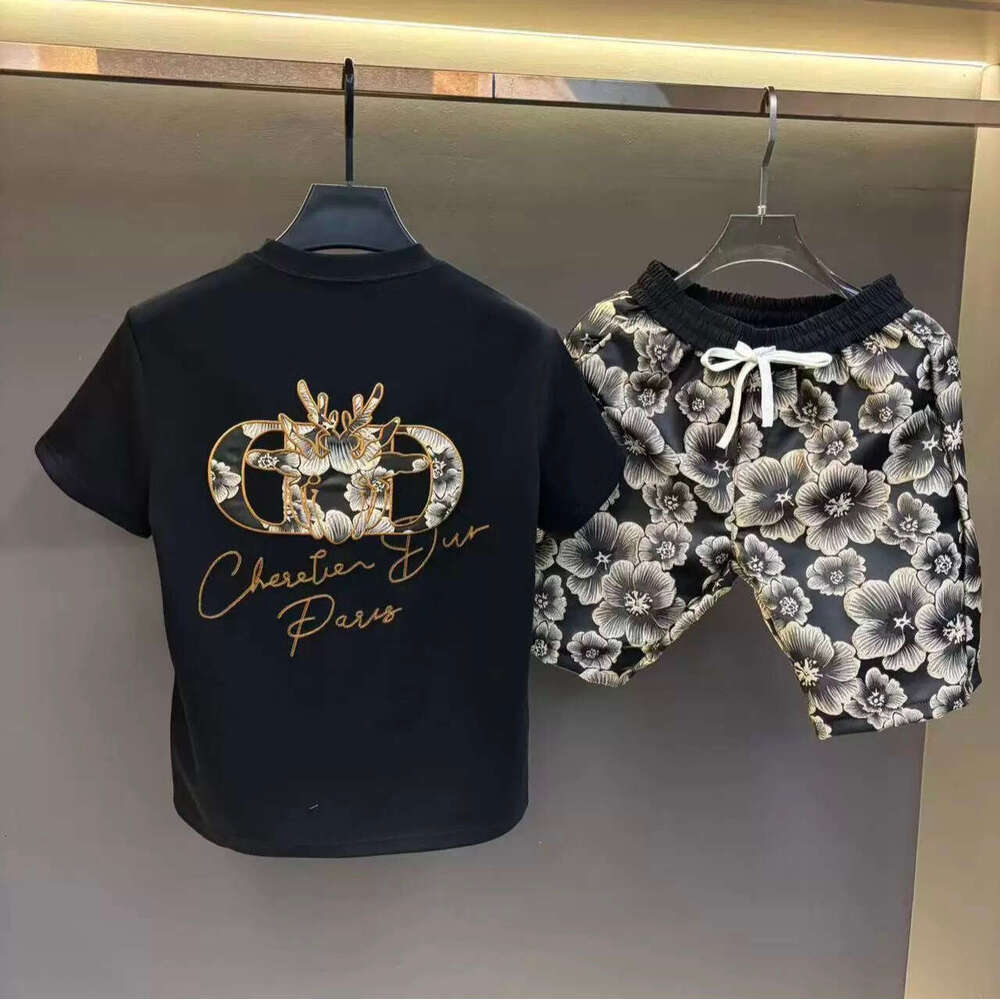 Men European-Style Light Luxury Casual Summer Fashion For Men, Short-Sleeved Shorts, Versatile Round-Neck, Loose-Fitting Trendy Outfit