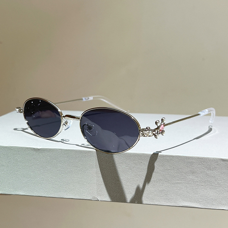 High quality Oval sunglasses women with diamonds, suitable for travel and photography, UV protection, 2026 new model, plain lenses