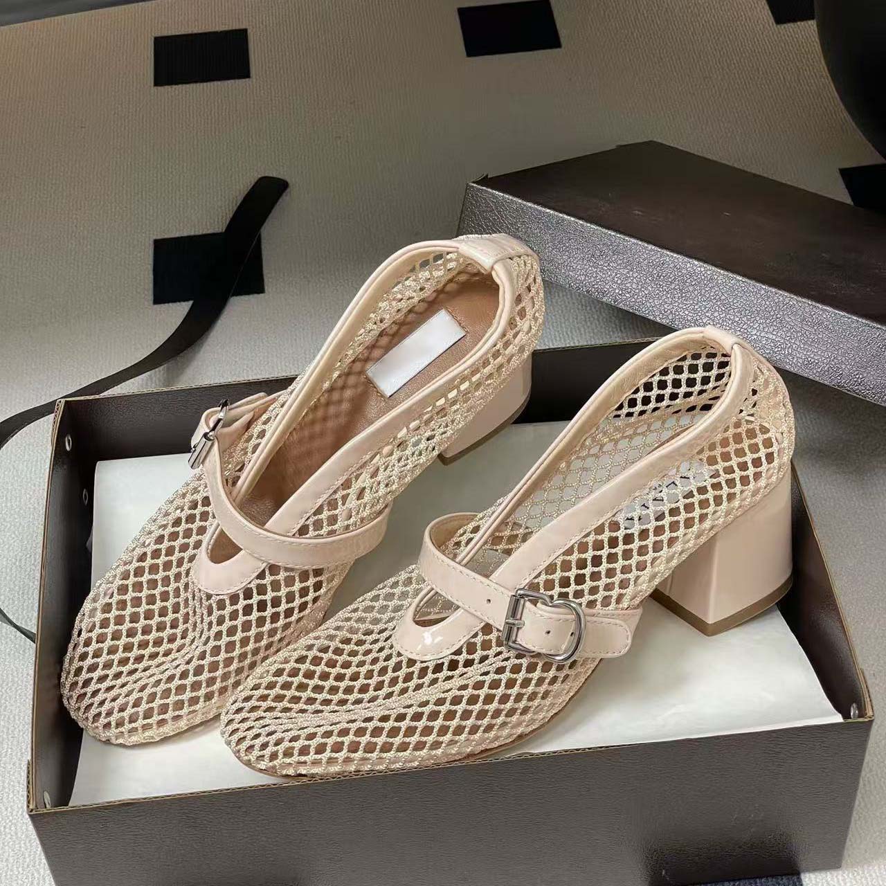 Top designers spring and summer new French womens shoes, featuring hollowed out mesh and paired with single button Mary thick heels, sizes 35-42