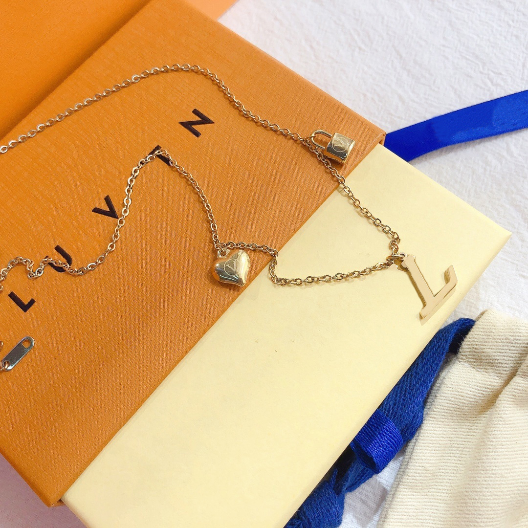 Exquisite Gold Plated Multi Pendant Splicing Bracelet Paired With A Heart Shaped Lock Pendant To Create A Retro And Elegant Atmosphere Suitable For