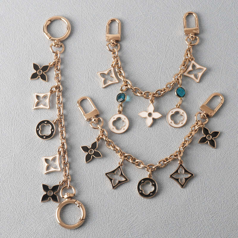 Jewelry keychain designer hot-selling new black and white vintage decorative bracelet accessory, fashionable chain jewelry metal bag decoration