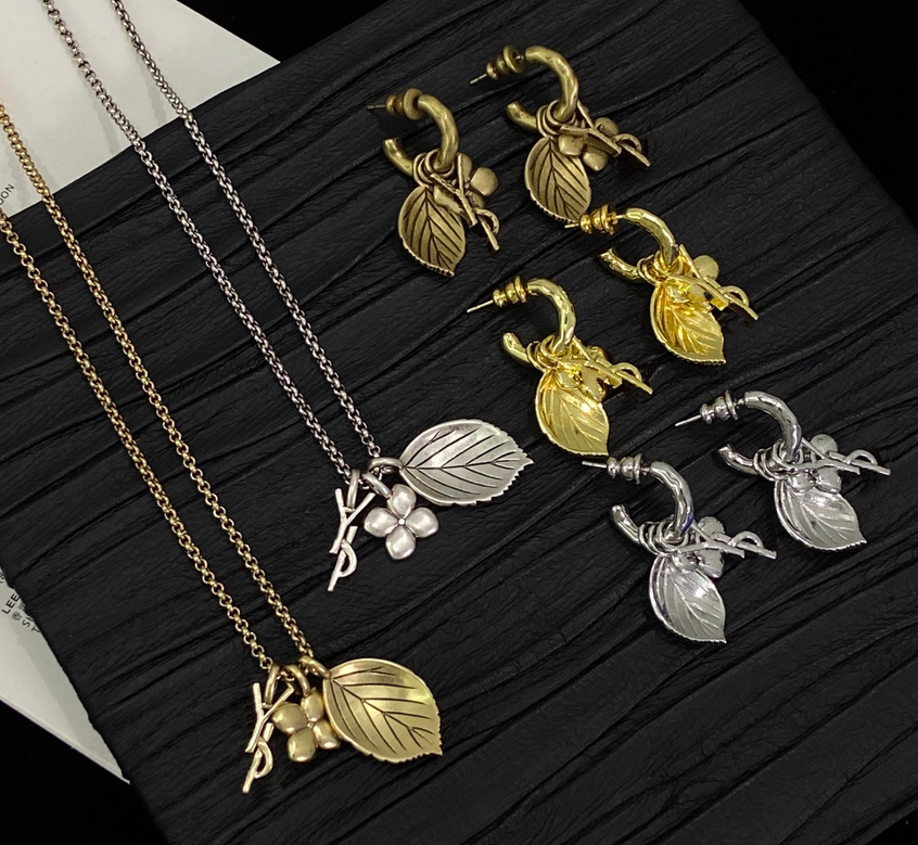 Necklace And Earring Set Retro Designer Necklace Long Chain Classic Letter two piece Leaf Charm Pendant Necklaces Hoop Earring Stud Women Girl Weddi
