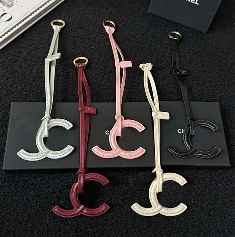 10 Colors Designer Keychain Classic Leather Letter Charm Pendant Chain Car Keychain Women Lady Key Ring High Quality Fashion Bag Handbag Backpack Ac