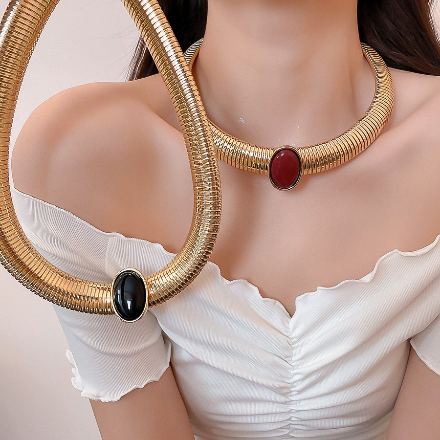 European American cross-border vintage court-style spiral snake bone chain necklace with oval resin pendant, light luxury and high-end feel-image-1110516690