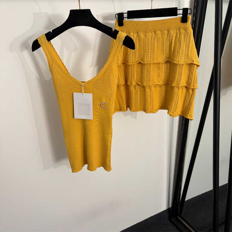 Robe deux pièces robe de créateur perle logo broche tricot débardeur mini jupe vêtements jaunes femmes sexy vêtements de luxe d'été