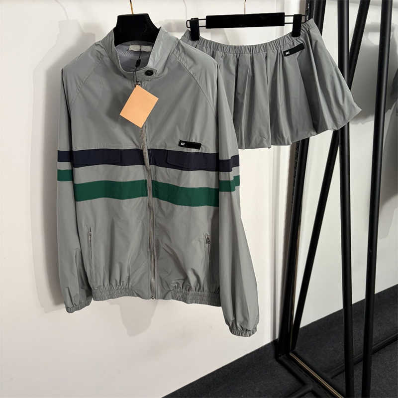 vêtements de créateurs femmes robe deux pièces mode couleur unie rayé col montant manches longues zippé trench-coat mini-jupe plissée