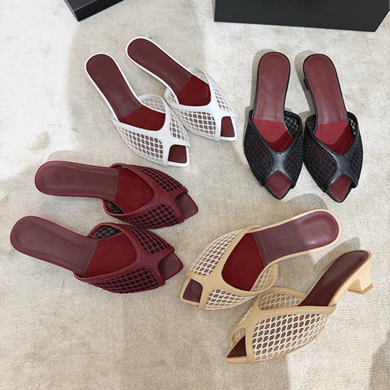 Designer Fashion Finition brillante Talons gracieux Sandales de créateur Sliders d'été Chaussures habillées pour femmes Escarpins en cuir verni C