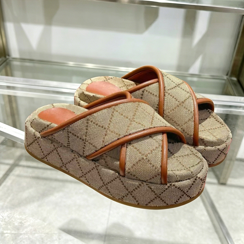 Chaussures de créateurs avec semelle épaisse imprimée broderie et tige croisée 2026 nouvelles chaussures tendance de la mode pantoufles décontrac