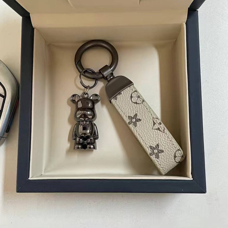 Keychain Designer Metal Bear Vintage Print Leather Strap Unisex Handbag Car Key Pendant Black White Without Box Hot