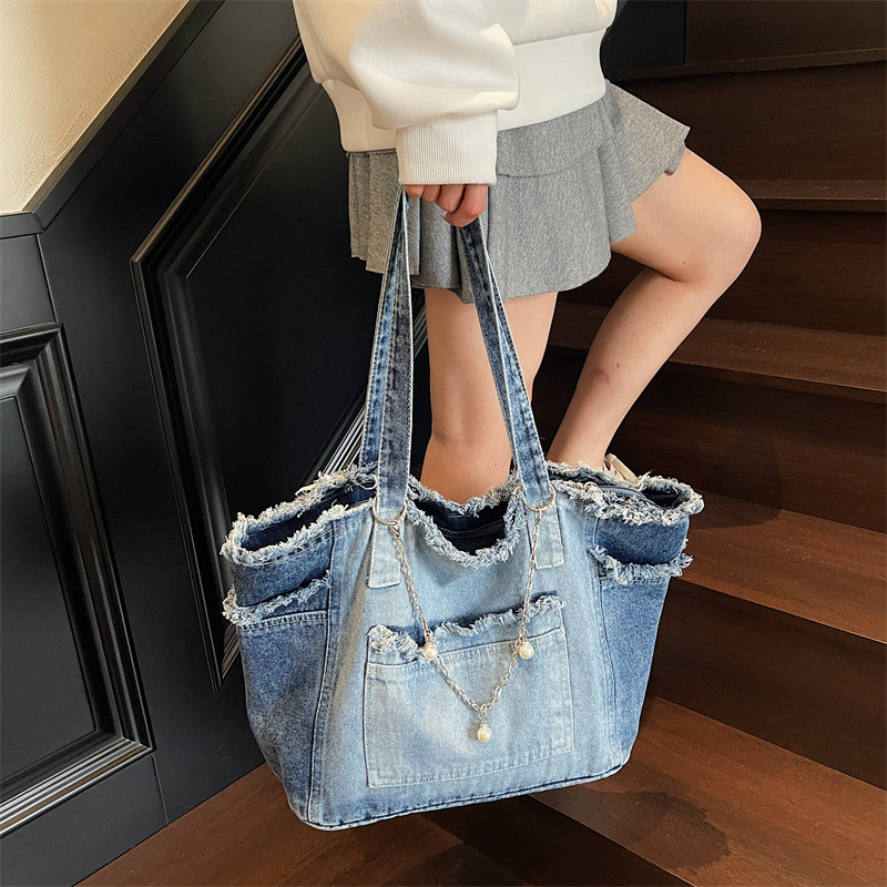 The New Korean-style Retro Large Capacity Casual Crossbody Bag Is Designed With A Relaxed And Comfortable Denim Fabric It Is Soft And Versatile Suit