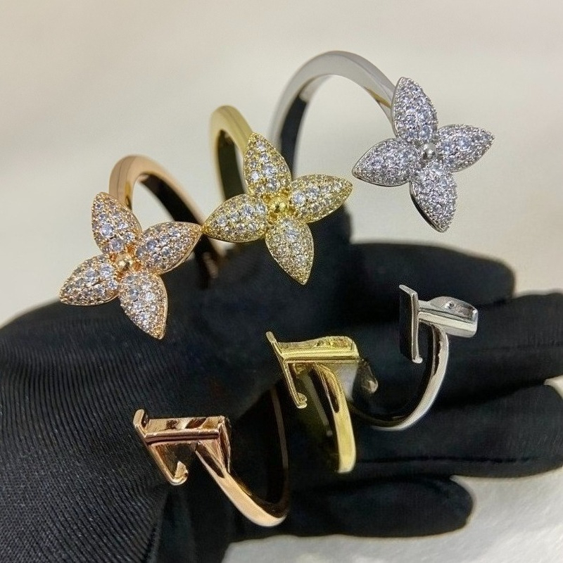 Luxury Understated Diamond Bracelet Mother-of-pearl Pointed Flower Jewelry Bracelet Designer Bracelet for High Fashion-image-1110906011