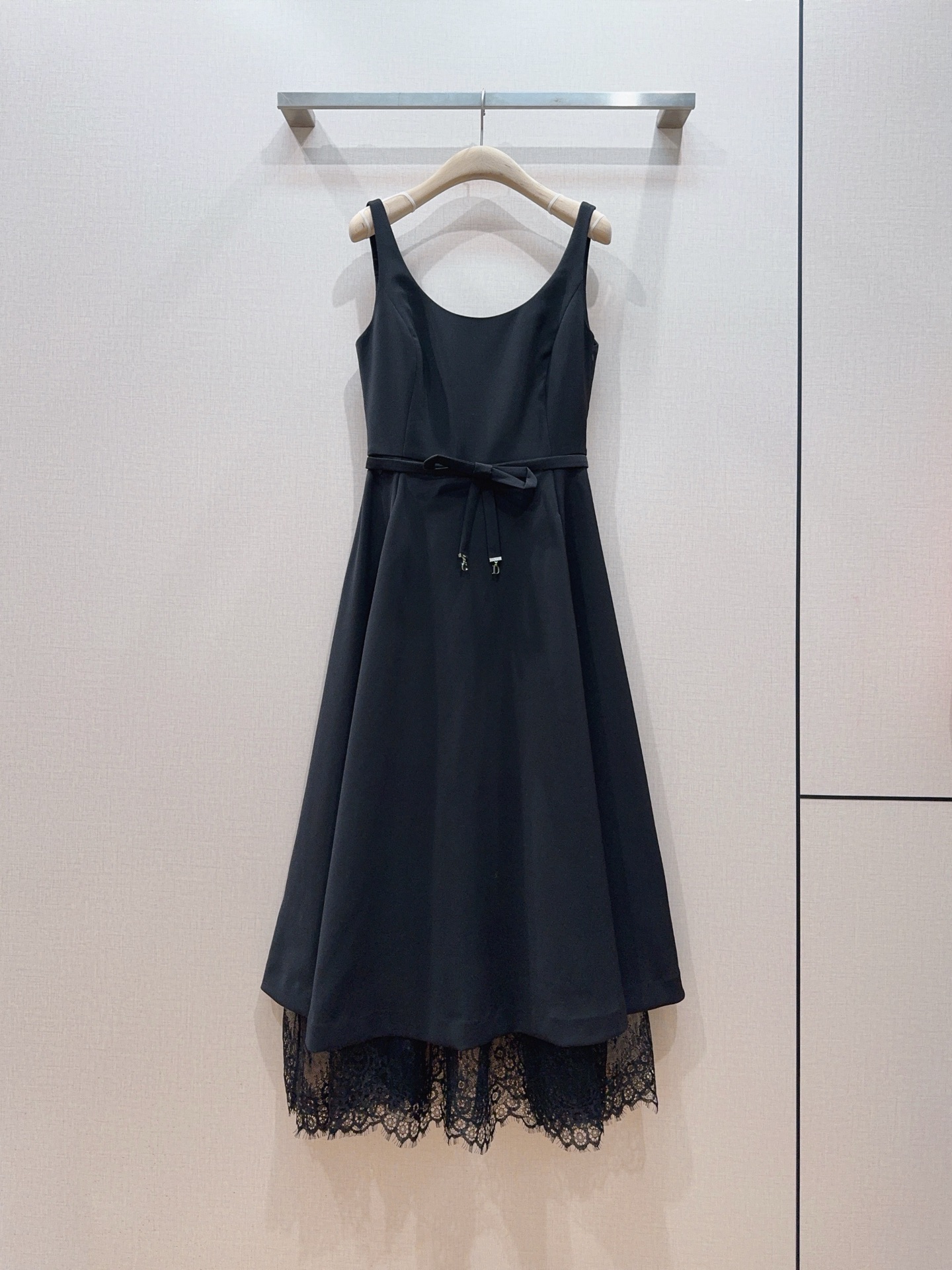 Australian designer's summer new spliced heavy industry lace camisole dress with a stylish U-neck, waist cinching, tie bow long skirt
