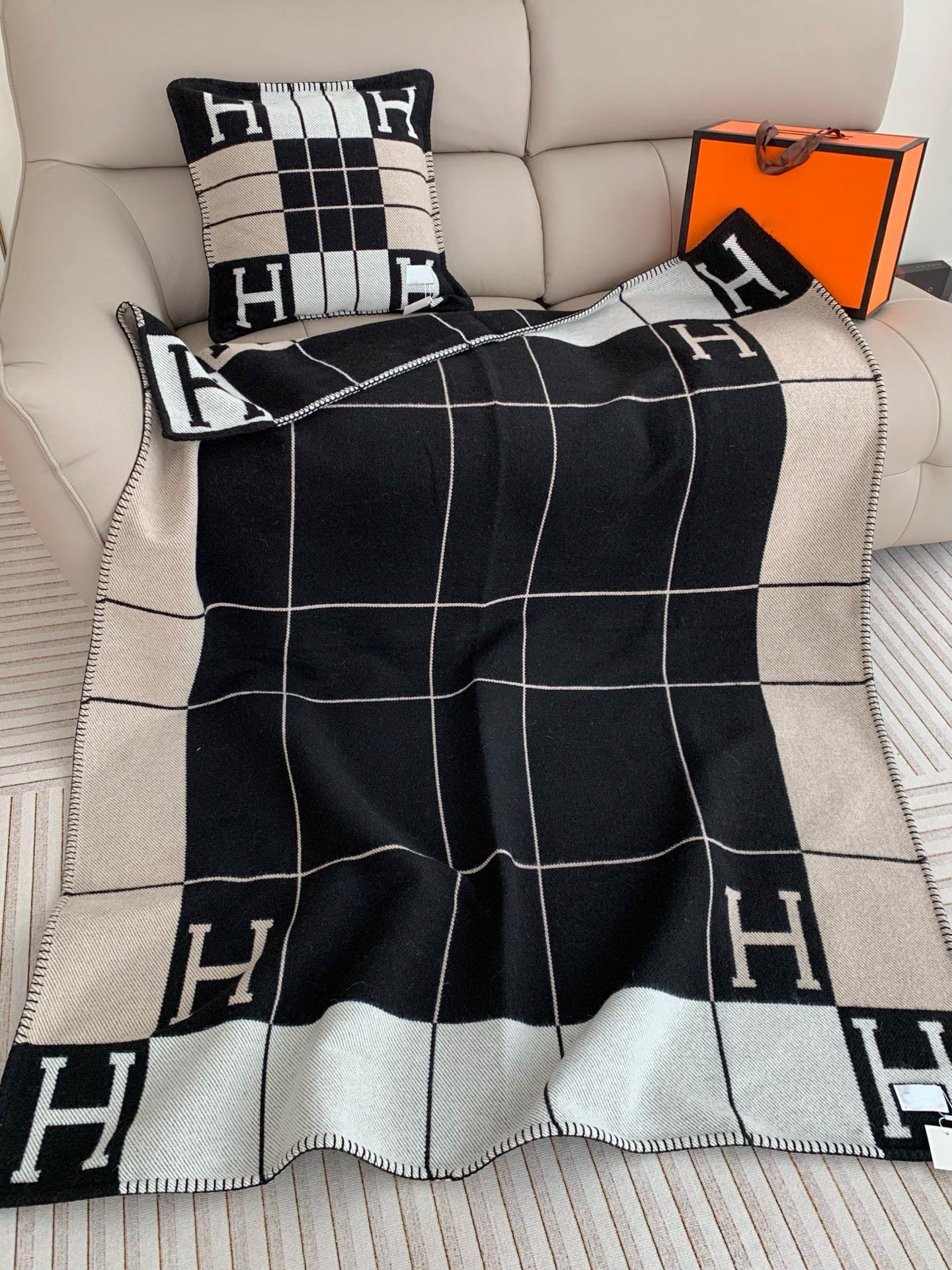 Luxury Designer Wool Blanket H Letter Cashmere Throw Blankets Plaid Fashion Knitted Sofa Soft Bedding Warm Travel Quilts Fleece Cover