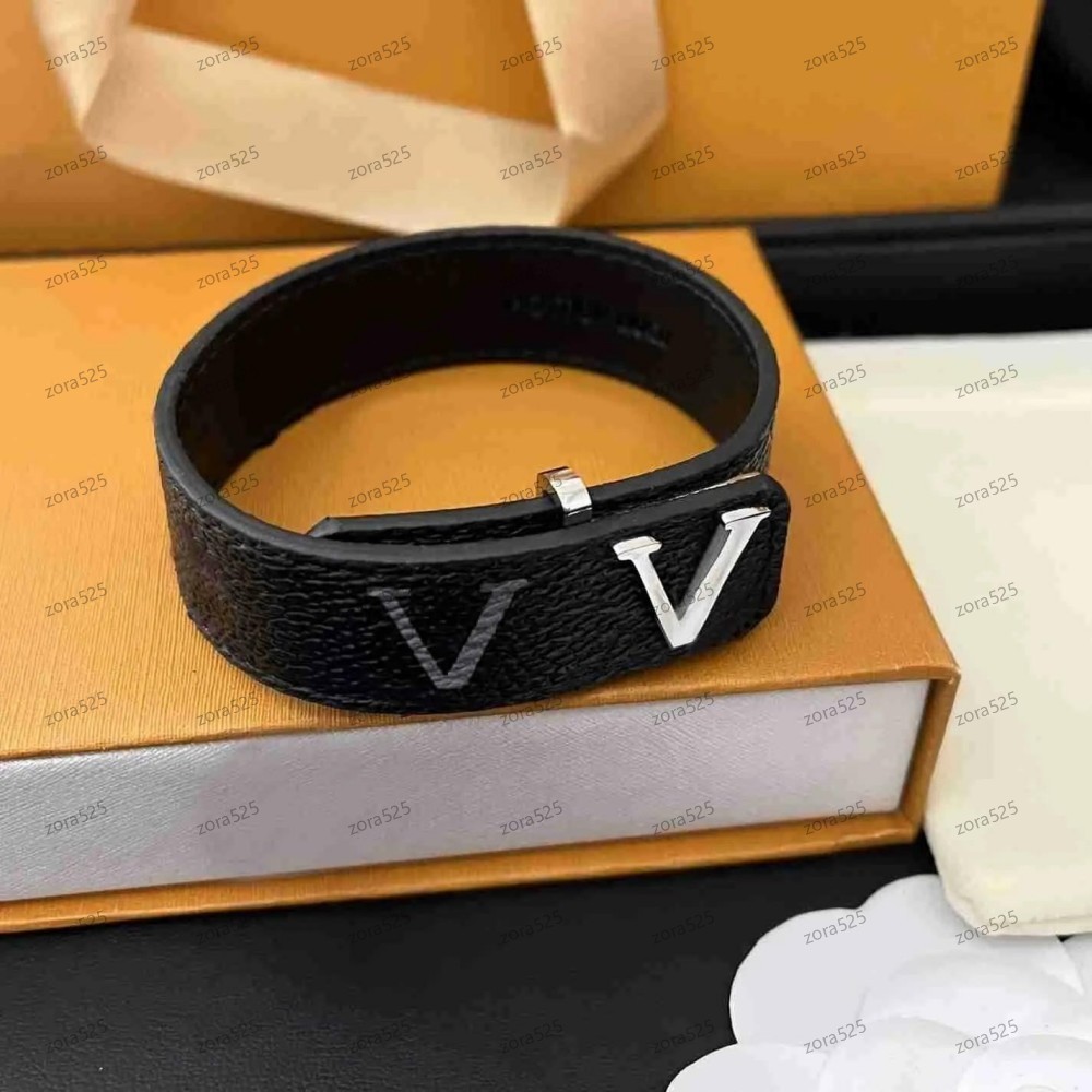 bangle bracelet luxe pulsera bangles stainless steel jewelry Mens Designer Leather Bracelet With Matte Black Texture Polished Metal Accents Versa-image-1111319476