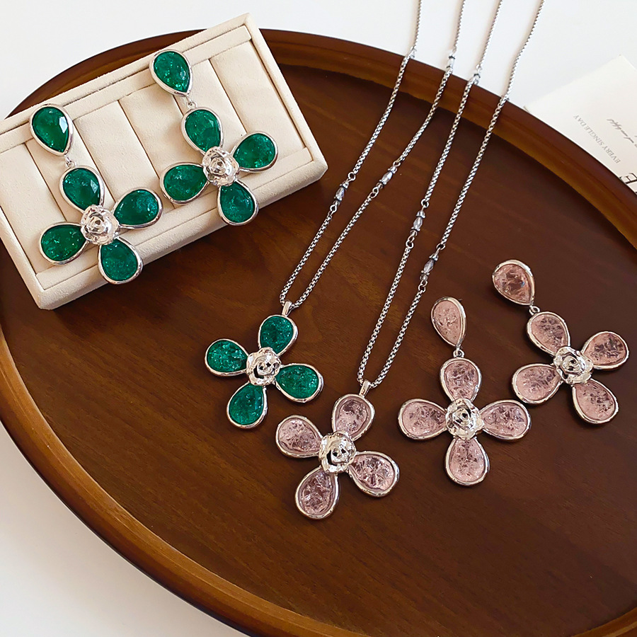 European American vintage resin flower pendant necklace and earring set, light luxury high-end fashion niche accessories for women-image-1111269611